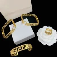 Griekenland meanderpatroon ontworpen holle out rome armbanden oorbellen ringen sets medusa hoofd portret 18k goud vergulde medusa's designer sieraden set voor dames