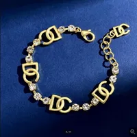 Fashion Nuovo Braccialetti di Charm Ladies Braccialetti Golco di lettere con diamanti 18k Giolleria da design per braccialetti per donne placcate in oro DG001