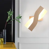 Lampada a parete a LED a forma di ferro da taglio creativo con luci acriliche rotabili per il comodino.