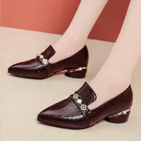 Nuove scarpe donne perle perle venti britannici puntati punti salienti bassi tacchi single donne eleganti pompe di lavoro zapato mujer