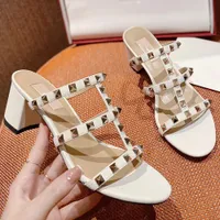 2022 brandneue Luxusdesigner Leder Frauen besetzt Sandalen Slingback Pumps Ladies Sexy High Heels Mode besetzt Schuhe