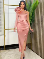 光沢のあるピンクのボディコンドレス長いO首ワンパーティー女性イベント誕生日ブリデメイド衣装スリットビッグフラワーサテンガウン