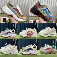 أحذية مصممة فاخرة Rhyton Sneakers الأحذية السببية Beige Men Trainers Vintage Chaussures سيداتي مع الحجم المربع 35-45
