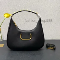 Catwalk -stil läderdesigner armhålväskor lyxiga handväskor hanterar nitar skyddande bas mode en axel crossbody väskor retro solid 2022