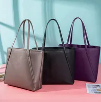 Brand Designer Tote Bag Womens 2022 Autumn جديد متعدد الاستخدامات الأزياء المحمولة الكتف الحقيبة على الإنترنت حقيبة إبطية مشاهير سعة كبيرة للركاب Messenger 8884