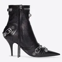 Martin Boots Fashion مدببة بعلامة أخمص القدمين الرفاهية الحافر الكعب الأساسي في الكاحل أحذية الجلود من الجلد الروماني منخفض أعلى أحذية النساء المنصة