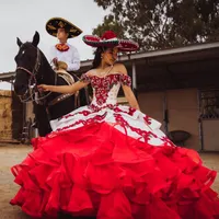 Charro Meksika Stil Çiçek Quinceanera Elbiseler Beyaz ve Kırmızı Ruffles Katmanları Uzun Balo Pagenat Balo Elbise Tatlı 15 Kıyafet Omuz Kristalleri Boncuklu Masquerade 2022