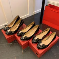 Diseñador zapatos para mujeres de patente de cuero de patente zapatos planos de nudo plano de lujo tacones altos hebillas de metal bomba de boda rojo zapatos banquete ballet mocasines azul arco de reverencia