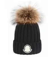 Capas de invierno de alta calidad sombreros tejidos de membres y hombres con verdaderos pompones de piel de mapaches