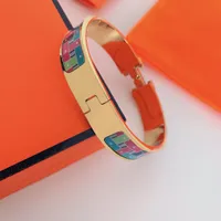 Högkvalitativa armbandsdesigner Designade armband rostfritt stål Guld Bangle Fashion Smycken armband för män och kvinnor