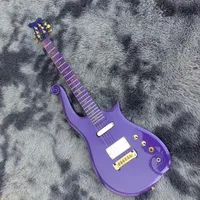 Raccordi di chitarra viola della piccola nuvola di principe al fianco della chitarra sessuale