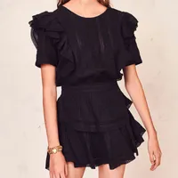 Повседневные платья Бохо вдохновленные черные мини -платья вечеринка хлопковое рюша с короткими рукавами.