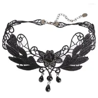 Choker 1pc Style pour femmes Tissu noir Perles de fleur de rose Perles pendentif Collier gothique bijoux de faux col