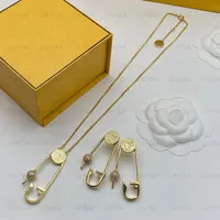 Luxur Diamond Ball Designer Jewelry Set Gold Chain Halsband Womens Studs Fashion Earrings Creative Clip Shape Men f Bangle With Box New