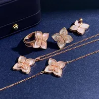 Nouveau con￧u des fleurs en or rose pendentif collier de chance des femmes en plein diamant quatre p￩tales fleur turquoise Arrings erhombic anneau de cr￩ateur bijoux 021