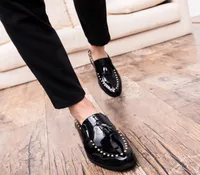 Light Sole Pointed Toe Loafers Men Shoes PU Classic Fashion Patent Leather Everyday Party Banquet Trend Rivet Tassel Decorative El7473148