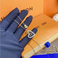 Kadınların özel lüks aşk kolye kolyeleri seçilmiş çift kolye kolye tasarımcısı mücevher aksesuarları 18k altın kaplama moda markası uzun zincirli hediye x381