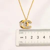 Lüks Tasarım Kolye 18K Altın Kaplama Marka Paslanmaz Çelik Kolyeler Şemletme Zinciri Mektup Kolye Moda Kadın Düğün Mücevher Aksesuarları Sevgi Hediyeleri AA1935