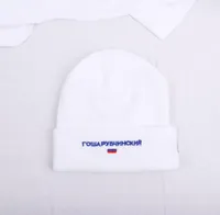 Capas de Dobby de punto de moda Gosha Rubchinskiy National Flag Hilo bordado Capa teñida para invierno Balck Blanco Unisex HATS8922067