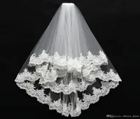 Short Bridal Veils Tre strati con pettine Applique Edge Velio da sposa Voile de Mariee Accessori in stock4343975
