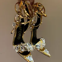 Metalik kristal süslemeli ayak bileği-dişi sandalet topuklu stiletto topuklu kadınlar için parti akşam ayakkabıları açık ayak parmağı ayna deri lüks tasarımcılar fabrika ayakkabı