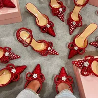 Rhinestone elbise ayakkabıları kadınlar için mach kristal süslemeli yay yüksek topuklu sandaletler tasarımcısı seksi şeffaf pvc inci matkap parti terlikleri 9.5cm topuk kadın ayakkabı
