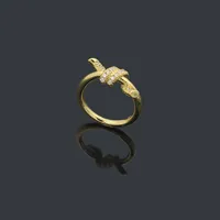 Ny designer Luxury Ladies Rope Knot Ring With Diamond Fashion Ring Classic Jewelry 18K Gold Plated Rose Wedding Wholesale Justerbar med låda