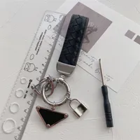 Anelli di chiave ad alta quiety lettere classiche lettere neri bianchi in argento portachiavi designer marchio di lusso fahsion unisex catene tasti