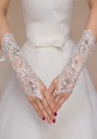 Дешевые короткие кружевные невесты свадебные перчатки свадебные перчатки с бисером кристаллы свадебные аксессуары