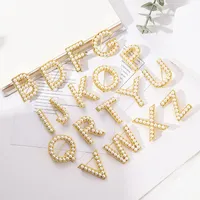 Kreatywne imitacja Pearl English Letter Broochs for Women Enamel Pins Pins Prezenty biżuterii dla noworocznych przyjaciół Lapel Pins