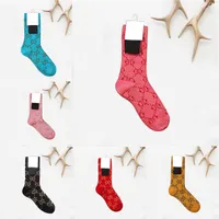 Luxe designer sokken voor mannen en vrouwen casual sportsokken herfst winter warme mid-digh kousen gemaakt van katoen met modieuze letterontwerp 10 kleuren