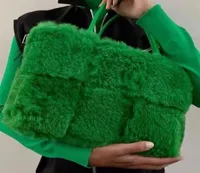 NEW Plush Bag Arco Tote With Detachable Interior Zipped Pocket Winter Woven Fur Big Capacity Shopping Handbag Designer Bags243h7400959