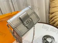 クルーズ23女性デザイナーバッグドーフィンミニチェーンバッグハンドバッグシルバーエンボスモノグラムフラップメッセンジャー刺繍磁気閉鎖フラップクロスボディウォレット財布