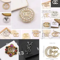 Wholesale Mixed Random Send Brand Designer Letters Brooch Fashion Double Letter Tassel Pearl Luxury Couples Rhinestone Suit Pin Jewelry Accessories