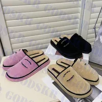 Winter Plüsch Slipper Designer Plattform Schuhe Womens Wolle Slipper mit goldenen Abzeichen Mode Frauen Sandalen