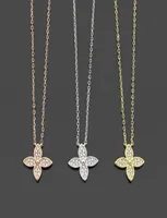 Womens Designer Necklaces Iced Out Pendant V Letter Fashion Fourleaf Clover Necklace Jewelry7699703