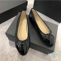 2022 Novos sapatos de couro de balé de moda Mulheres enxadas Ladies Sapatos Bling Silver redondo de pé brilhante Ballerina de tamanho grande de tamanho grande