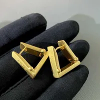 Celi smycken örhängen designer för kvinnors båge guld frostade öron studs kvinnliga minoritetsdesignörhängen triangel