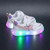 Çocuk Spor Ayakkabıları Erkek Kızlar Tenis Flats Sıradan Yedi Renkli Parlayan Işık Tabanı Çocuk Spor Ayakkabı Tasarımcısı Y220510283U