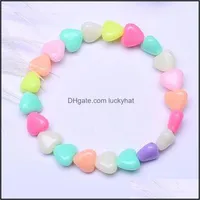 Cazibe bilezikler çocuklar kızlar şeker rengi kalp şekli boncuklu akrilik elastik çocuklar doğum günü partisi dekor mücevher drop dağıtım dhgcm