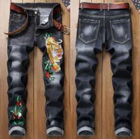 Мужская джинсовая вышивка в стиле брюки в стиле брюки в стиле брюки Fashion Men039S Случайные джинсы с тонкими патчами Drop Torn Raved Man7797484