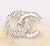 Kadın Marka Tasarımcı Çift Mektup Broşlar Basit Rhinestone Elmas Kristal Çember Metal Broş Suit Laple Pin Moda Kadın Mücevher Aksesuarları
