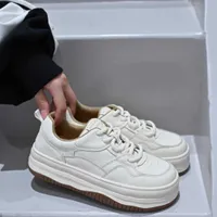 완전 가죽 두께는 2022 년 가을에 여성을위한 작은 흰색 신발에 새로운 칙칙하고 귀여운 캐주얼 보드 신발 빵 신발 세련되었습니다.