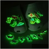 Akcesoria części butów MOQ 50PCS Fluorescencyjny Croc Jibz Charms Dinosaur Cartoon Luminous Charm Decors 2D PVC Glow in t Dhvm3