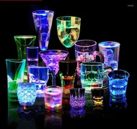 Kupalar LED otomatik yanıp sönen fincan sensörü aydınlatma kupa şarap bira viski s içecek glow noel parti bar kulübü doğum günü içecek eşyası