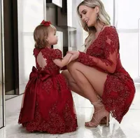 Affascinanti abiti da concorso femminile a maniche lunghe Burgundy con appliques abiti da cocktail a sequestro Mini Me Mother Daughter Prom Gowns
