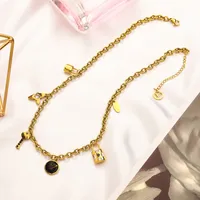 18K Gold plattiert Anhänger Halsketten Luxusmarken Designer -Blatt Love Diamant Brief Lock Mode Frauen Edelstahl Halsketten Hochzeitsfeier Schmuck Geschenk