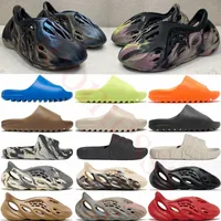 Tasarımcı Tuval Köpük Runner terlik Erkek Kadın Tasarımcılar Spor ayakkabıları Sandal Ayakkabı Çöl Kum Kemik Toprak Üçlü Beyaz Siyah Slaytlar Scuffs Flip Flops Sliders Boyut 36-48