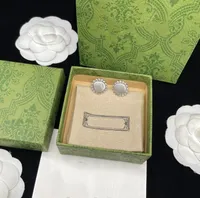 Lüks tasarımcı mektup cazibe saplamaları küpeler pirinç malzeme moda marka küpe kulağı saplama, damgalı kulak damı kadın parti düğün takılar kutu