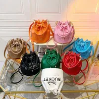 Kvinnor Tote Shoulder Crossbody Väskor Bucket Bag Luxury Pu Leather Purse Fashion Girl Designer Shopping Bag Handväskor